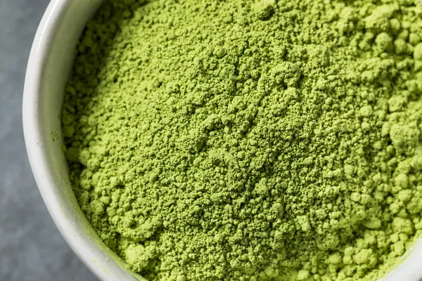 Çiğ yeşil Japon Tozu ile çırpılmış