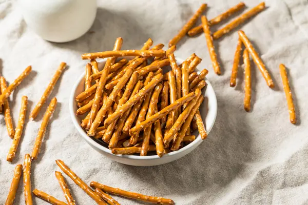 Organik Tuzlu Kraker Çubukları ve Deniz Tuzu.