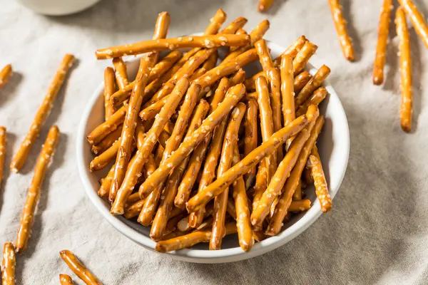 Organik Tuzlu Kraker Çubukları ve Deniz Tuzu.