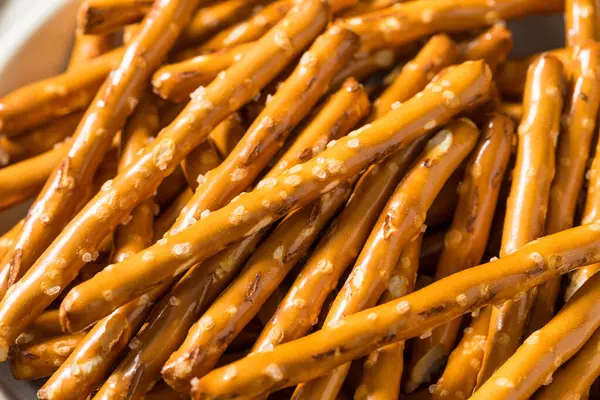 Organik Tuzlu Kraker Çubukları ve Deniz Tuzu.