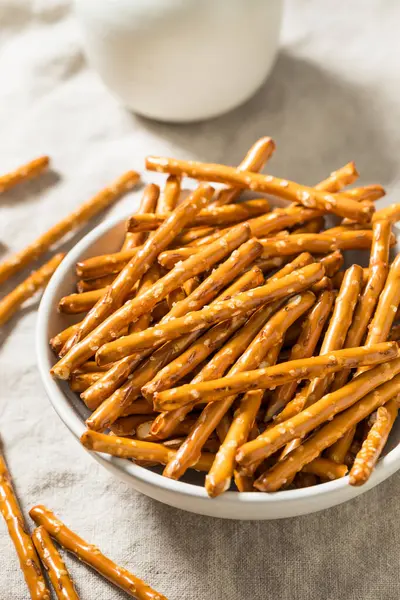 Organik Tuzlu Kraker Çubukları ve Deniz Tuzu.