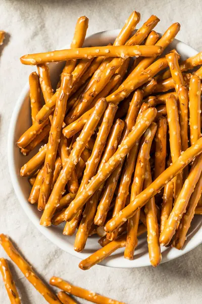 Organik Tuzlu Kraker Çubukları ve Deniz Tuzu.