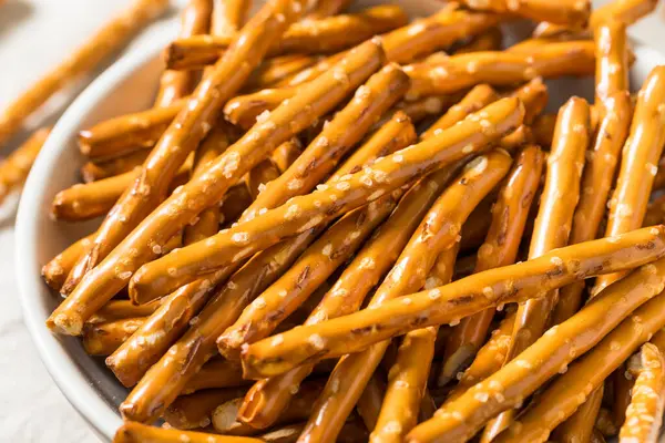 Organik Tuzlu Kraker Çubukları ve Deniz Tuzu.