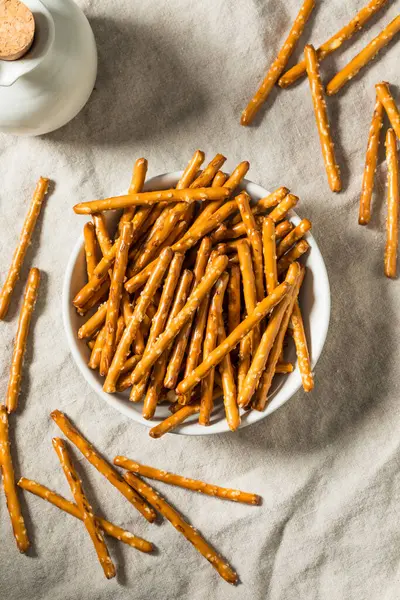 Organik Tuzlu Kraker Çubukları ve Deniz Tuzu.