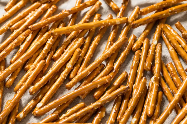 Organik Tuzlu Kraker Çubukları ve Deniz Tuzu.