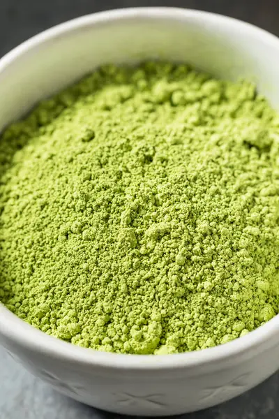 Çiğ yeşil Japon Tozu ile çırpılmış