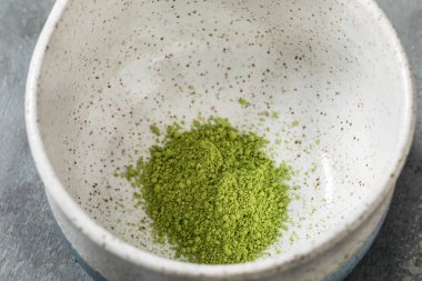 Geleneksel Kase İçinde Ev Yapımı Yeşil Japon Kibrit Çayı