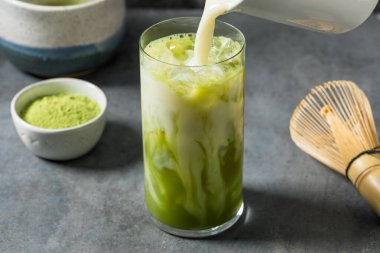 Soğuk Tazeleyici Japon Matcha Yeşil Çayı Sütlü
