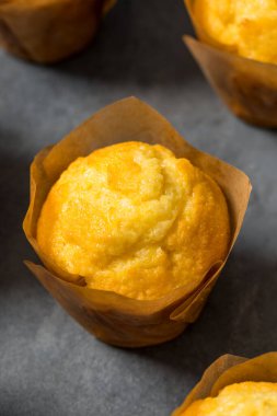 Ev yapımı mısır ekmekli kek. Yemeye hazır.