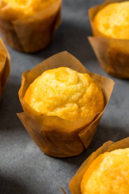 Ev yapımı mısır ekmekli kek. Yemeye hazır.