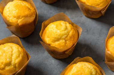 Ev yapımı mısır ekmekli kek. Yemeye hazır.