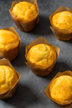 Ev yapımı mısır ekmekli kek. Yemeye hazır.