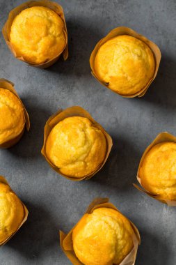 Ev yapımı mısır ekmekli kek. Yemeye hazır.