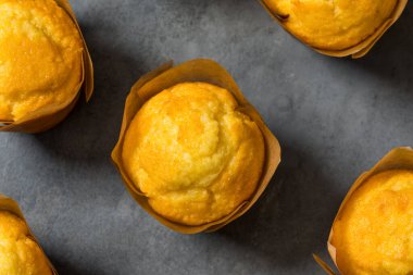 Ev yapımı mısır ekmekli kek. Yemeye hazır.