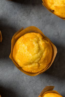 Ev yapımı mısır ekmekli kek. Yemeye hazır.