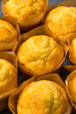 Ev yapımı mısır ekmekli kek. Yemeye hazır.