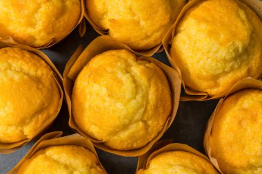 Ev yapımı mısır ekmekli kek. Yemeye hazır.