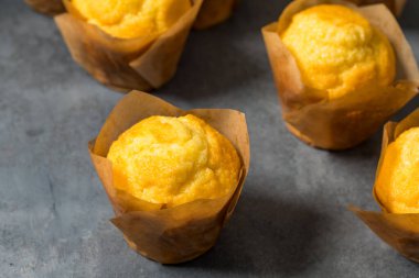 Ev yapımı mısır ekmekli kek. Yemeye hazır.