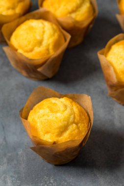 Ev yapımı mısır ekmekli kek. Yemeye hazır.