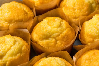 Ev yapımı mısır ekmekli kek. Yemeye hazır.