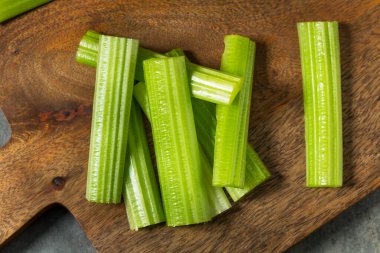 Yeşil Çiğ Organik Kereviz Çiftlik Sosu ile Yapıştırılıyor