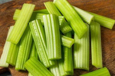 Yeşil Çiğ Organik Kereviz Çiftlik Sosu ile Yapıştırılıyor