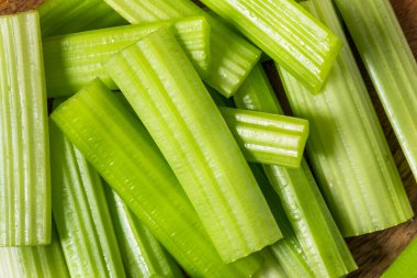 Yeşil Çiğ Organik Kereviz Çiftlik Sosu ile Yapıştırılıyor