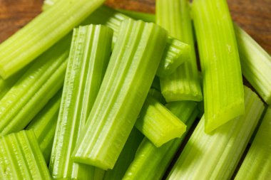 Yeşil Çiğ Organik Kereviz Çiftlik Sosu ile Yapıştırılıyor