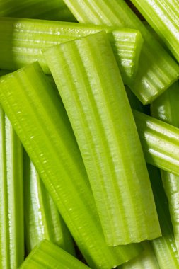 Yeşil Çiğ Organik Kereviz Çiftlik Sosu ile Yapıştırılıyor