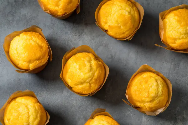 Ev yapımı mısır ekmekli kek. Yemeye hazır.