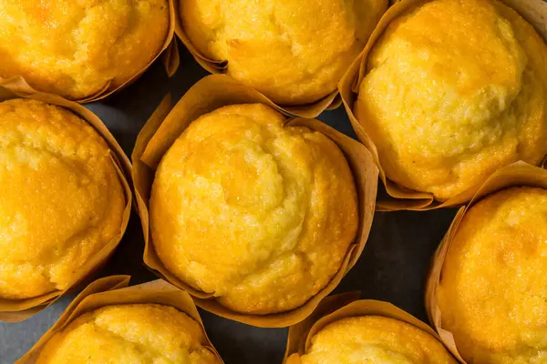 Ev yapımı mısır ekmekli kek. Yemeye hazır.