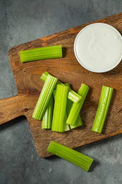 Yeşil Çiğ Organik Kereviz Çiftlik Sosu ile Yapıştırılıyor