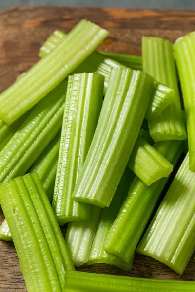 Yeşil Çiğ Organik Kereviz Çiftlik Sosu ile Yapıştırılıyor