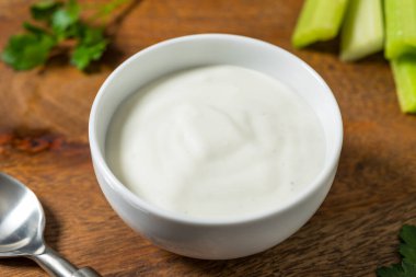 Ev yapımı tereyağlı tarla salatası soslu kase.