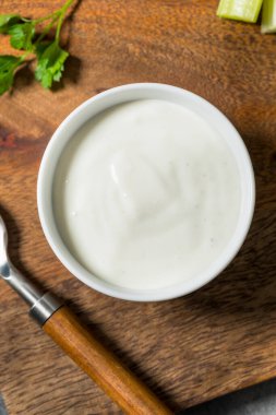 Ev yapımı tereyağlı tarla salatası soslu kase.