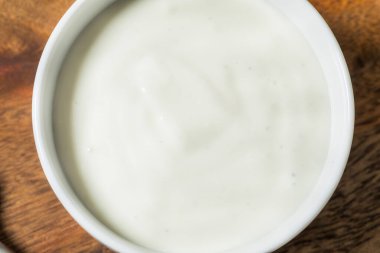 Ev yapımı tereyağlı tarla salatası soslu kase.