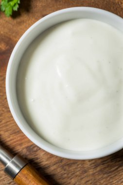 Ev yapımı tereyağlı tarla salatası soslu kase.