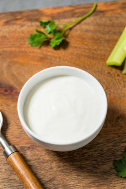 Ev yapımı tereyağlı tarla salatası soslu kase.