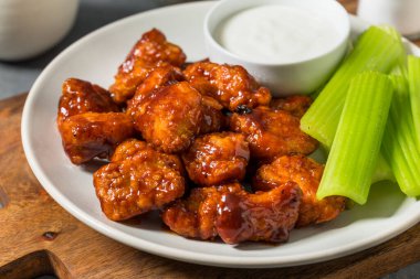 Çiftlik ve Kerevizli Ev Yapımı Kemiksiz Barbekü Tavuk Kanatları