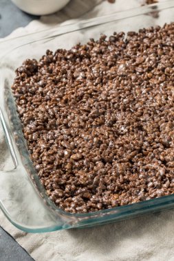 Ev yapımı çikolatalı pilav gevrek marşmelovlu şekerleme.