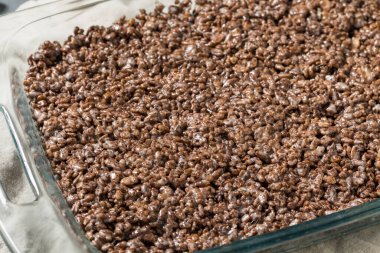 Ev yapımı çikolatalı pilav gevrek marşmelovlu şekerleme.