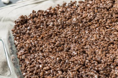 Ev yapımı çikolatalı pilav gevrek marşmelovlu şekerleme.