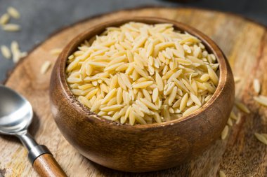Kurutulmuş organik Orzo Makarnası.