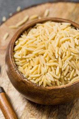 Kurutulmuş organik Orzo Makarnası.