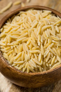 Kurutulmuş organik Orzo Makarnası.