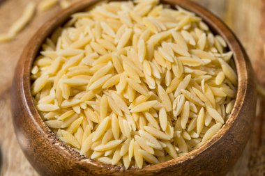 Kurutulmuş organik Orzo Makarnası.