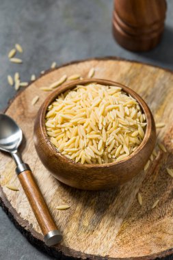 Kurutulmuş organik Orzo Makarnası.