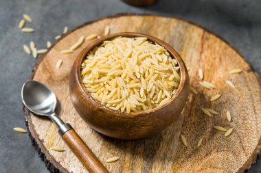 Kurutulmuş organik Orzo Makarnası.