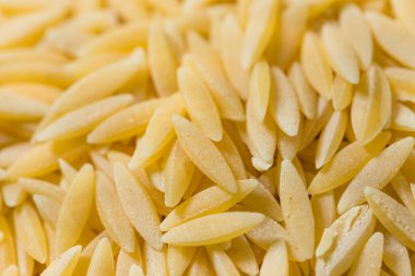Kurutulmuş organik Orzo Makarnası.