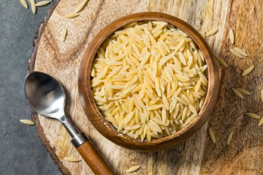 Kurutulmuş organik Orzo Makarnası.